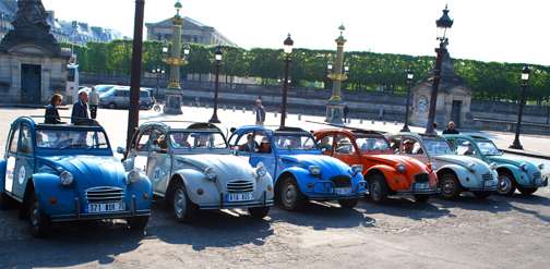 Paparazzis  pied et en 2CV